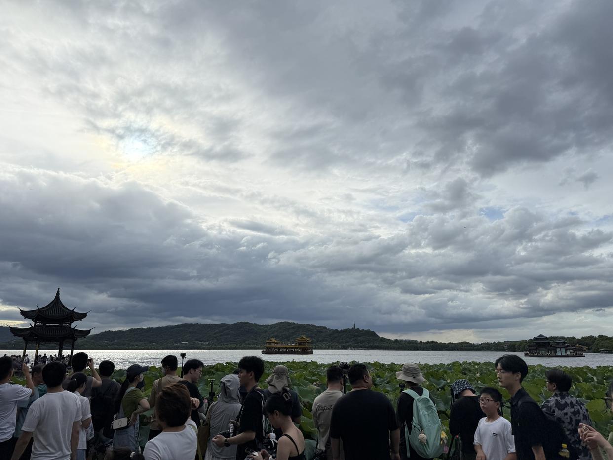 杭州今天有“世纪晚霞”？无数人涌向西湖集贤亭，还有人从上海江苏赶来