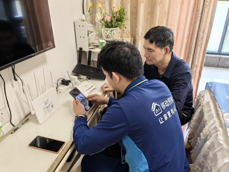 工作人员为住户安装宽带。浙江移动供图